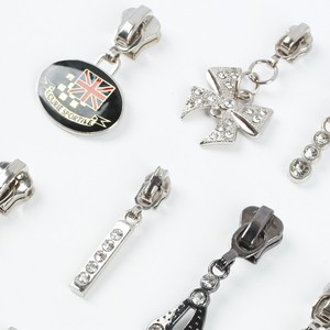 Wholesale Custom Logo 3# 5# 7# Plating Embossed Custom Zipper Puller Nylon Metal Plastic Zipper Sliders Luxury for Garment