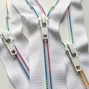 High Quality Eco-Friendly White Nylon Zipper with Rainbow Teeth for Fashion Clothing Bags Shoes Home Textiles