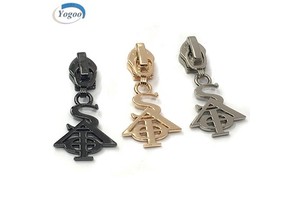 Yogoo Clothing Accessories Durable Small MOQ Zip Slider Custom Logo Zinc Alloy Letter Metal Zipper Puller for Clothing / Bag