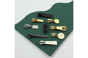 Gunmetal Custom Engraved Logo Zinc Alloy Metal Brand Zipper Slider for Handbag and Garment Decoration Bag Zipper Slider Charm