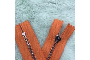 Direct Factory Sale 5# White Gold Metal CLOSED-END ZIPPER Smooth and Lag-Free Product Category Zippers