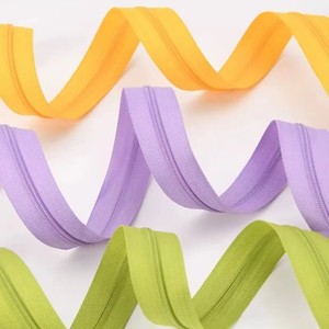 Factory Wholesale High-Quality Customized Color Nylon Zipper Roll for Clothes and Bags