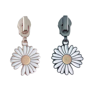Fashionable Daisy Pattern Handle Metal Nickel-free Self-locking Zipper Slider Clothing Accessory Metal Zipper Slider