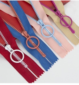 Dawei Customized Close End Resin Zipper with Round Shape Auto Lock Pullers Hot Selling Wholesale Garments Accessories for Shoes