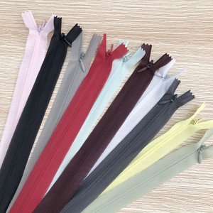 Wholesale In-stock Sales Cierres Cremallera Auto Lock Slider Zippers 3# Nylon Zipper Sewing Closed End Zippers for Clothes