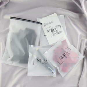 Eco-friendly Zipper Packaging Tshirt Clothes Bag Plastic Packaging Slider Ziplock Bag Custom Frosted Zipper Bag for Clothing