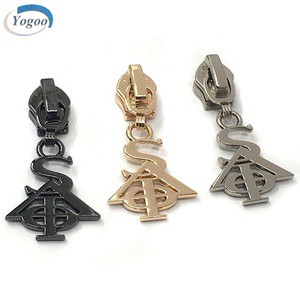 Yogoo Clothing Accessories Durable Small MOQ Zip Slider Custom Logo Zinc Alloy Letter Metal Zipper Puller for Clothing / Bag