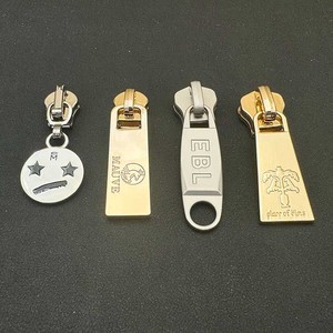 Consen Wholesale Custom Logo Brand Engraved Raise Gold Silver Hoodie Metal Zipper Puller For Clothing Bag