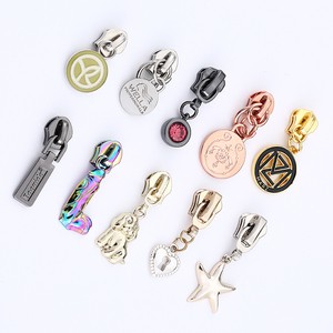 Custom Engraved Logo Metal Brand Zipper Pull Charms Custom Made Bag Metal Zipper Slider Puller for Handbag Garment