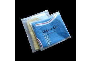 Custom Frosted Zipper Shrink Bag for Clothing Resealable T-Shirt Packaging with Heat-Sealed Handle Printed Logo Made CPP Plastic