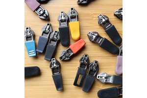 Wholesale Custom Logo Bag Key Locking Zipper Sliders Plastic Material Custom Logo Luggage Zipper Slider