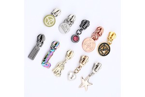 Custom Engraved Logo Metal Brand Zipper Pull Charms Custom Made Bag Metal Zipper Slider Puller for Handbag Garment